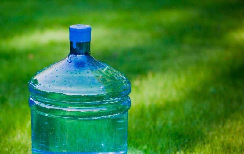 Почему зеленеет вода в бутылях?